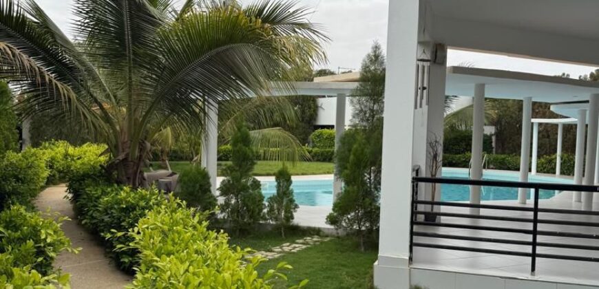 A vendre une magnifique Villa R+2  à SAly Carrefour – Piscine, Jardin & Studios