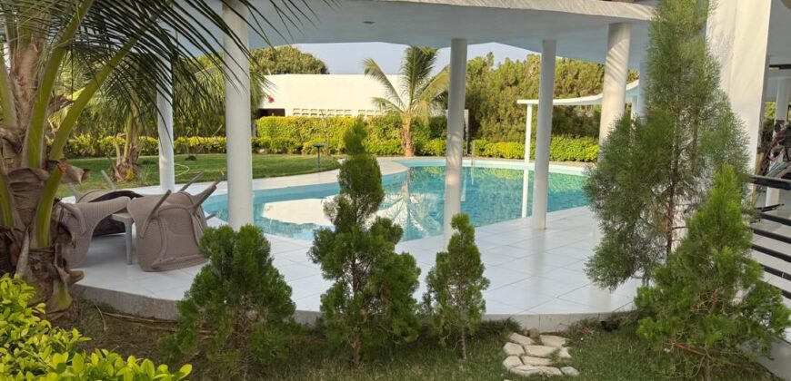 A vendre une magnifique Villa R+2  à SAly Carrefour – Piscine, Jardin & Studios
